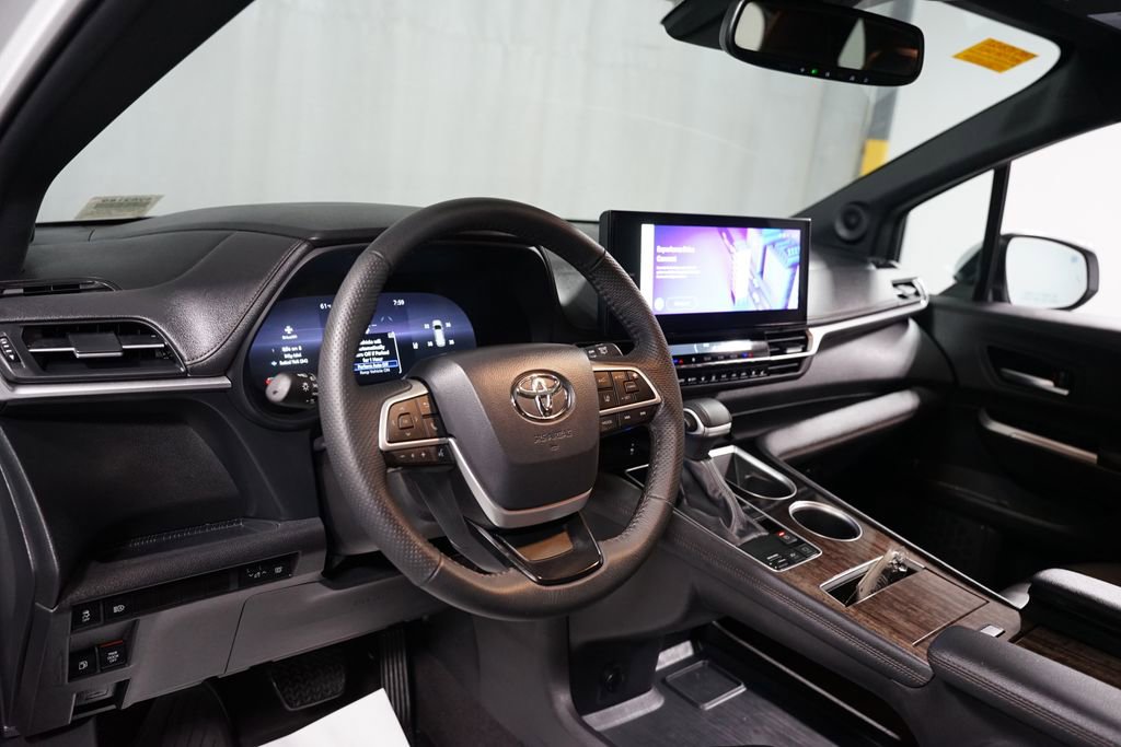 Used 2025 Toyota Sienna Limited image 11