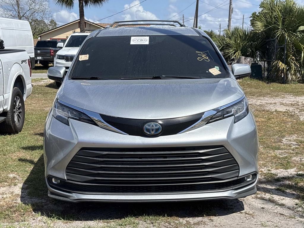 Used 2021 Toyota Sienna LE image 2