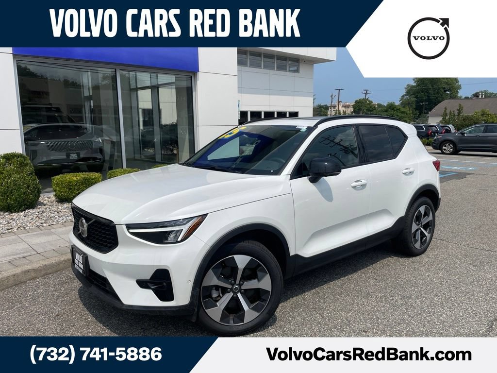 Certified 2025 Volvo XC40 B5 Plus AWD/4WD image 1