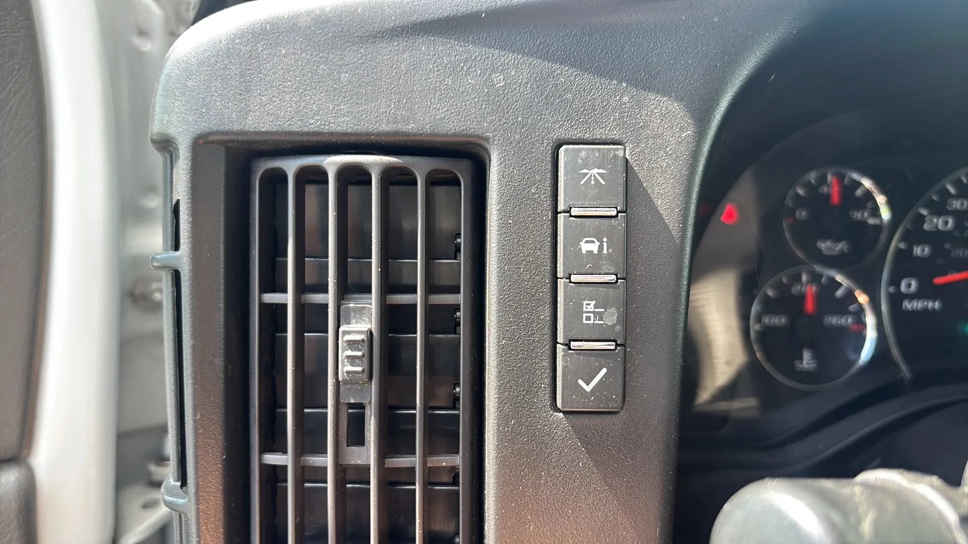 Used 2017 Chevrolet Express 2500 RWD image 22