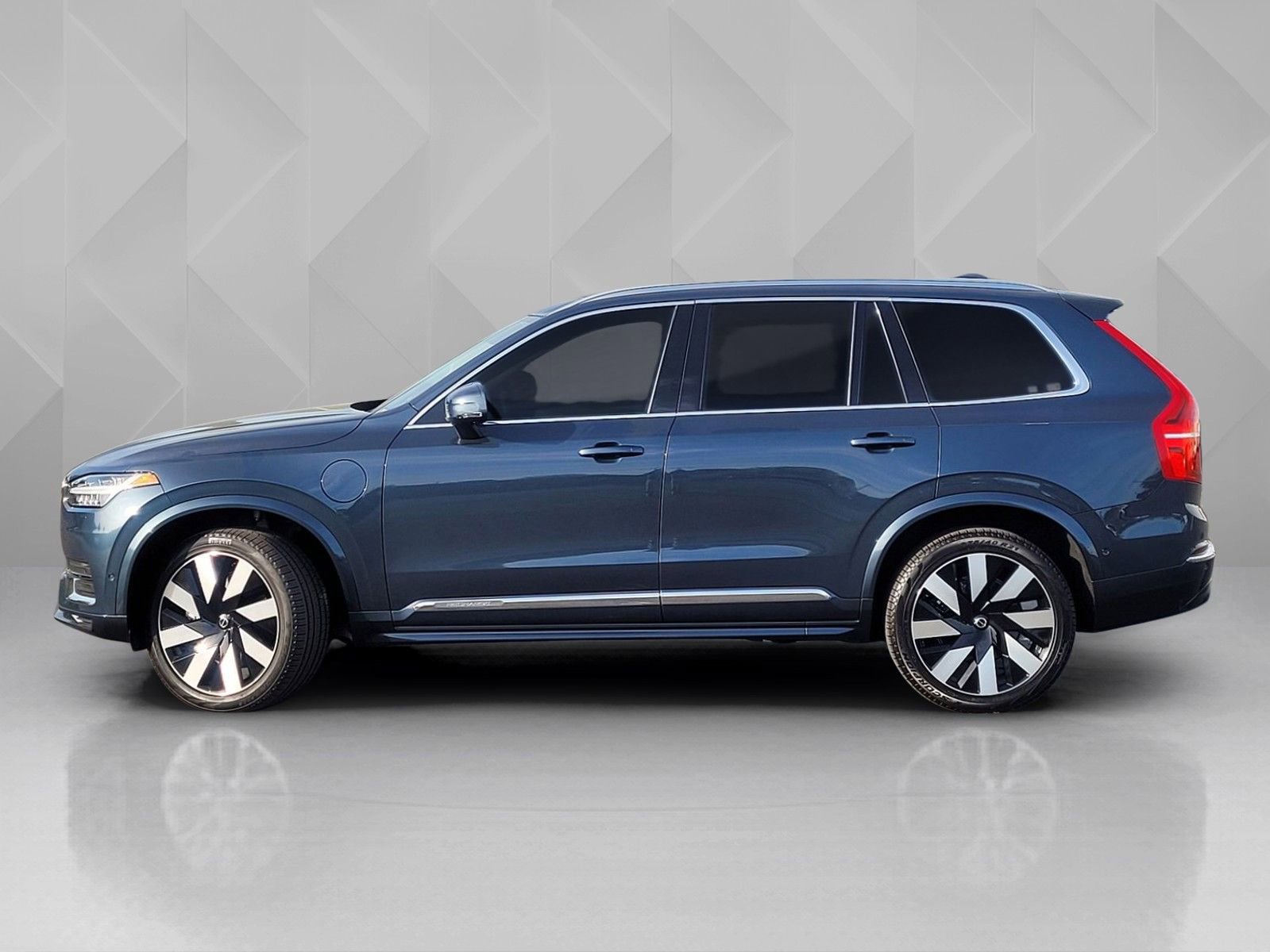 Certified 2024 Volvo XC90 T8 Ultimate w/ Protection Package Premier image 3