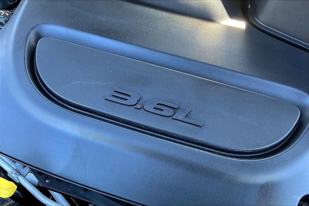 Used 2023 Chrysler Pacifica Touring-L image 32