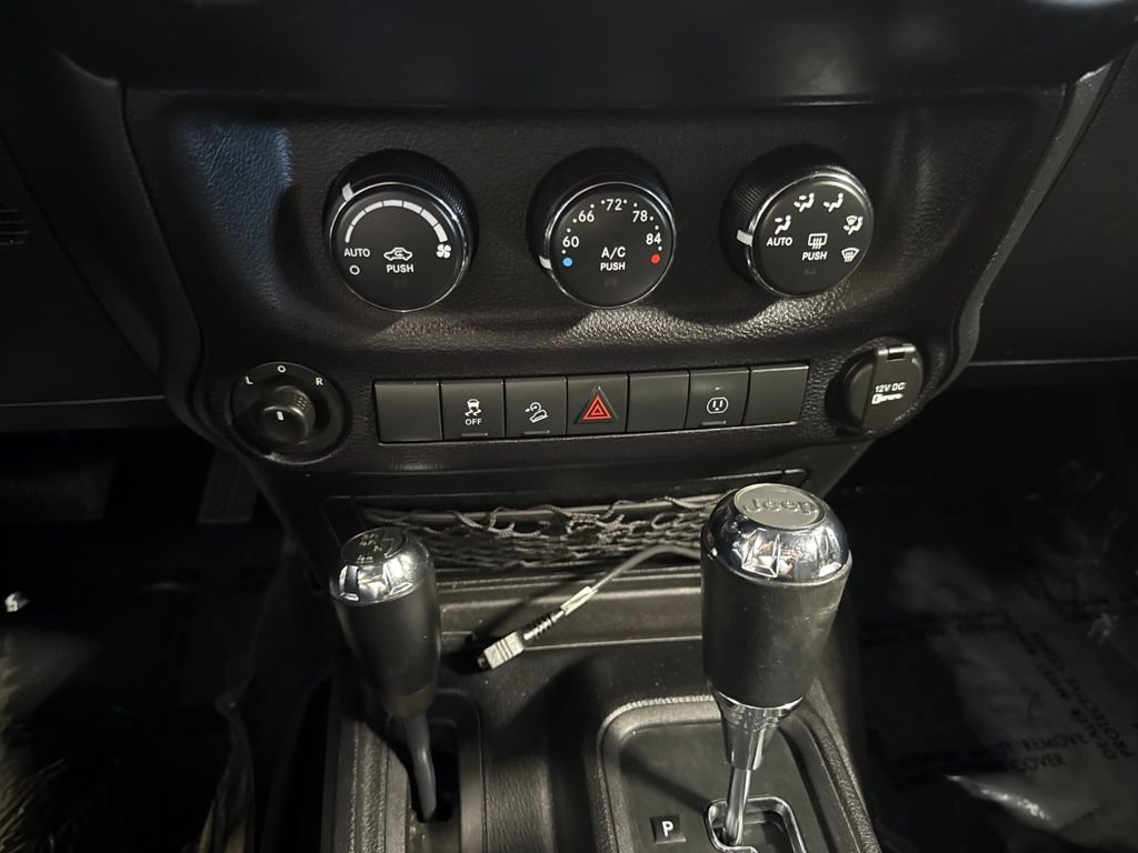 Used 2016 Jeep Wrangler Unlimited Rubicon w/ Connectivity Group AWD/4WD image 15