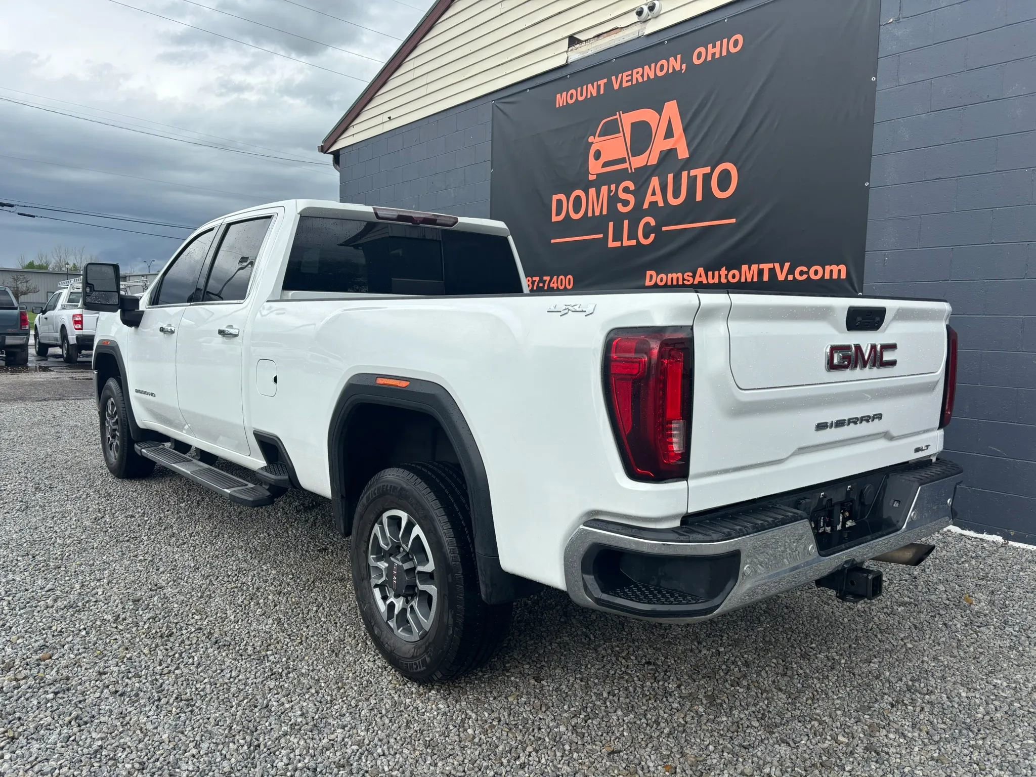 Used 2021 GMC Sierra 2500 SLT w/ SLT Preferred Package AWD/4WD image 3