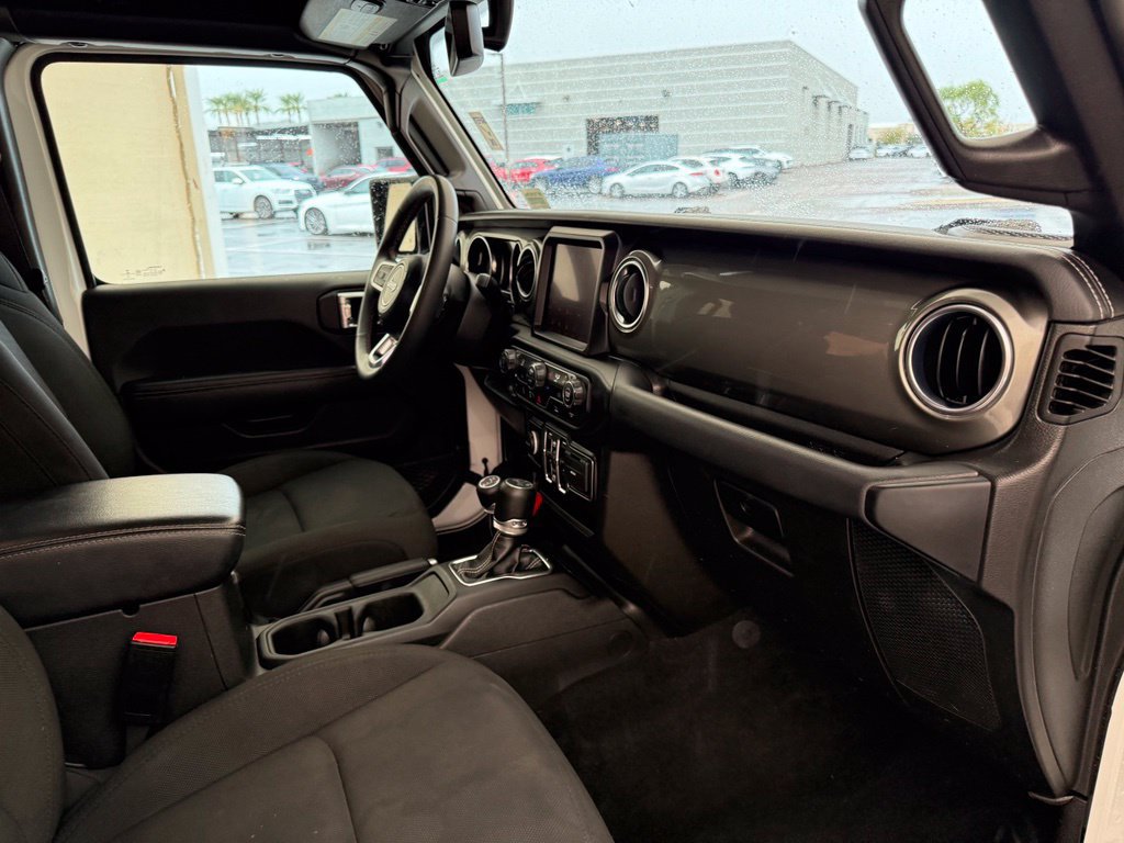 Used 2023 Jeep Wrangler Unlimited Sahara AWD/4WD image 13