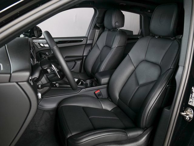 Certified 2026 Porsche Macan AWD/4WD image 5