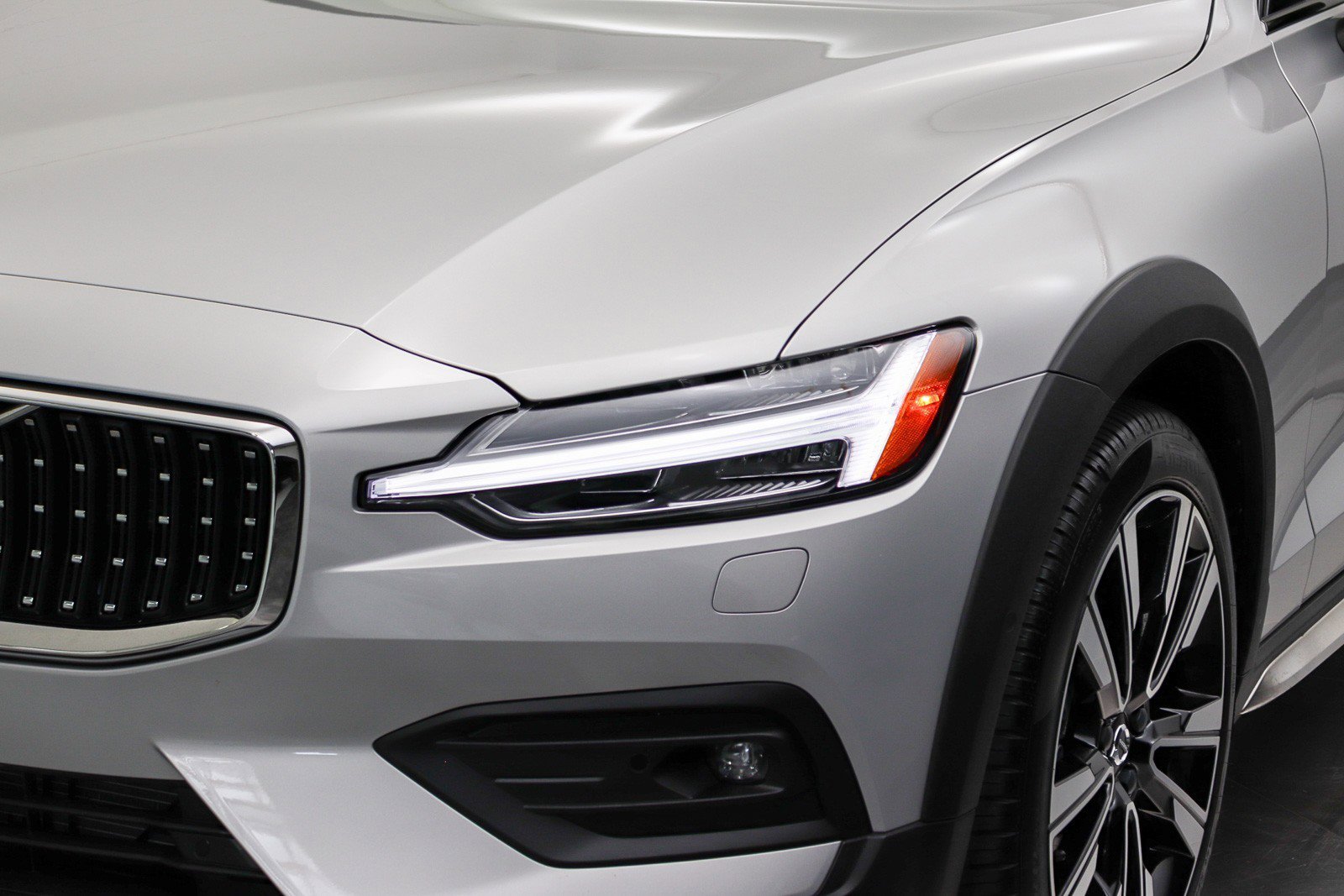 Used 2025 Volvo V60 B5 Cross Country Ultra w/ Protection Package Premier AWD/4WD image 9