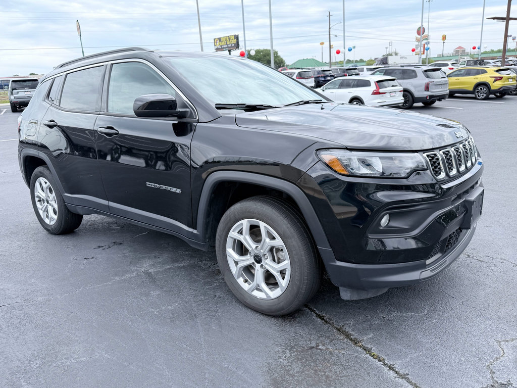 Used 2025 Jeep Compass Latitude AWD/4WD image 2