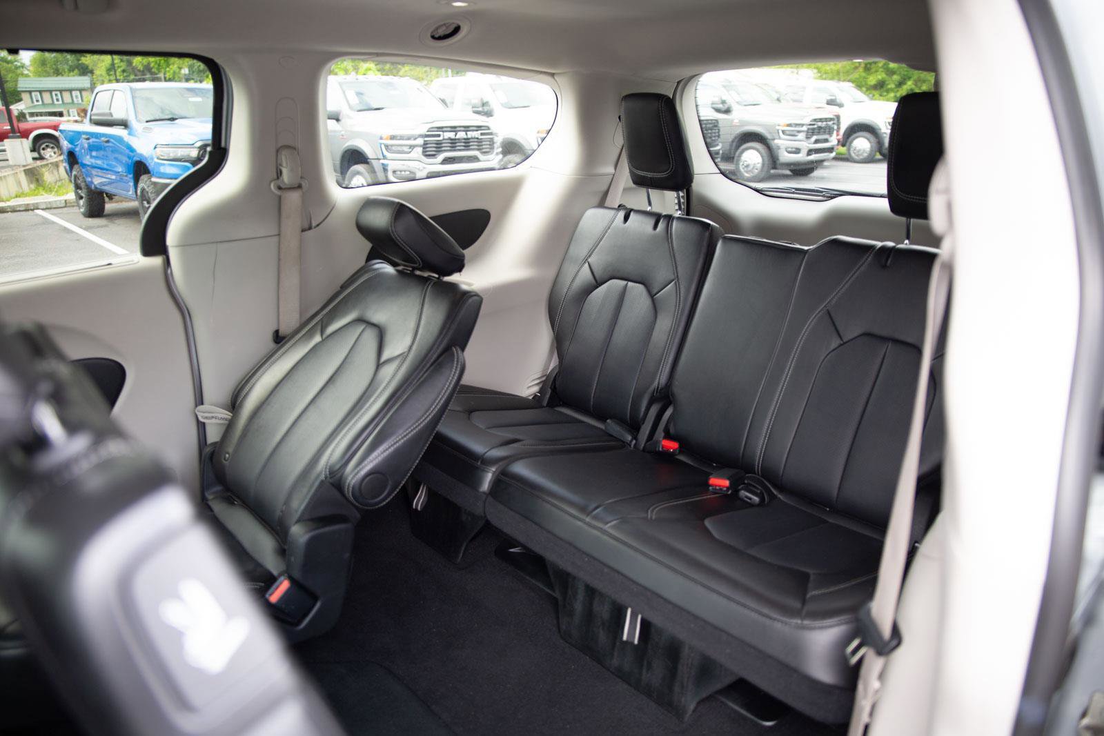 Used 2024 Chrysler Pacifica Touring-L FWD image 22