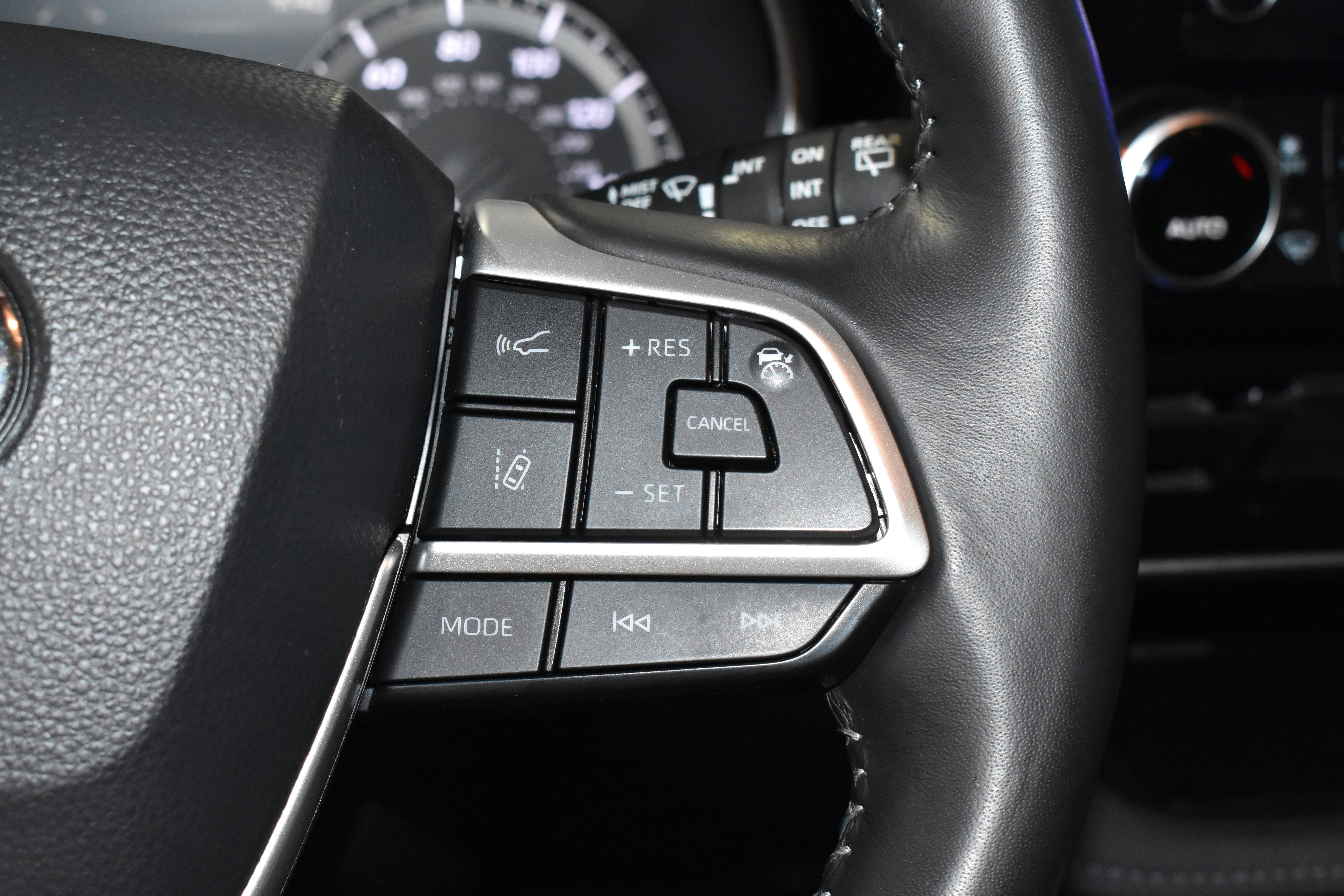 Used 2025 Toyota Highlander XLE FWD image 12