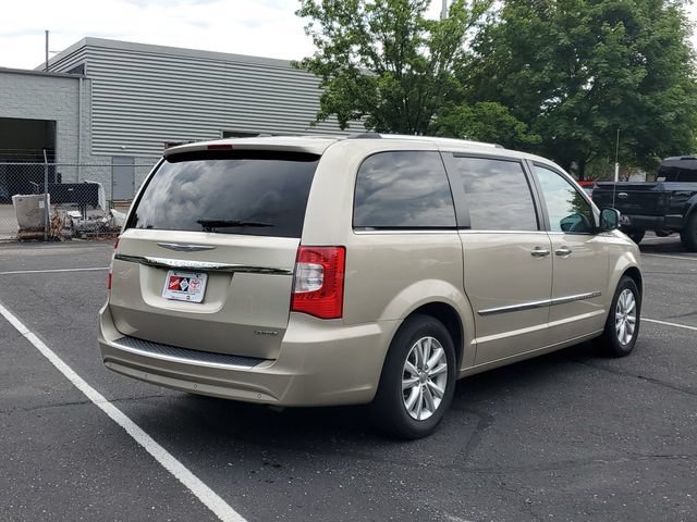 Used 2015 Chrysler Town & Country Limited Platinum FWD image 4