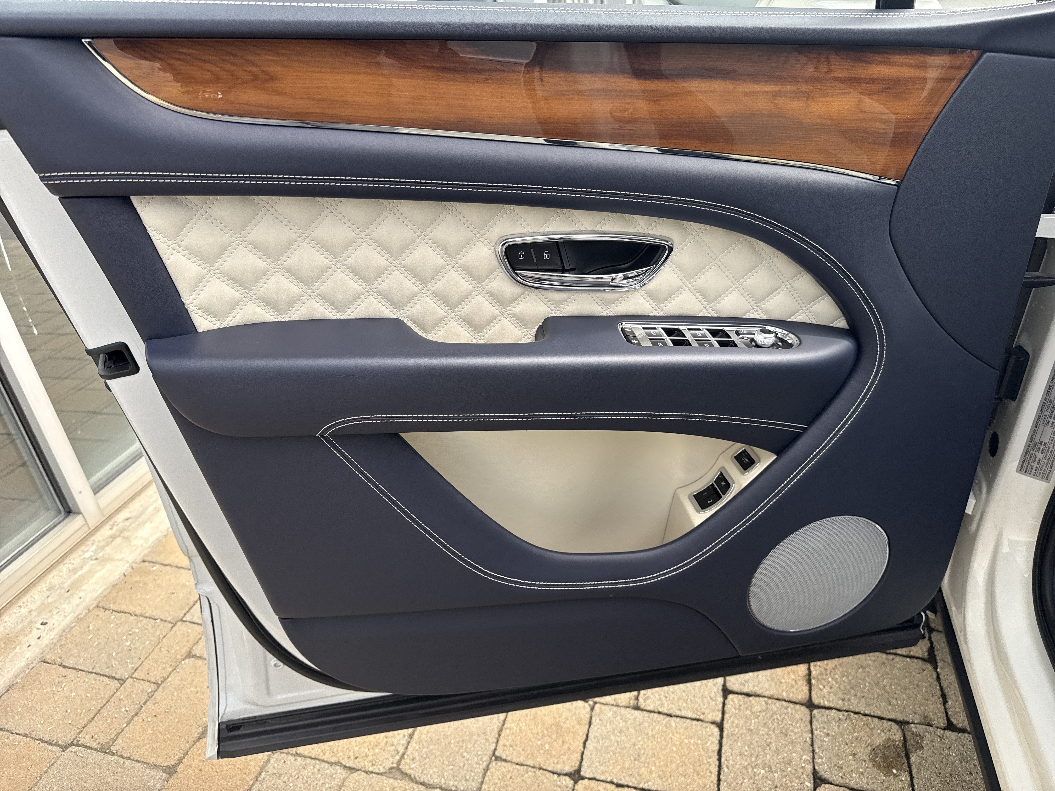 Used 2022 Bentley Bentayga AWD/4WD image 13