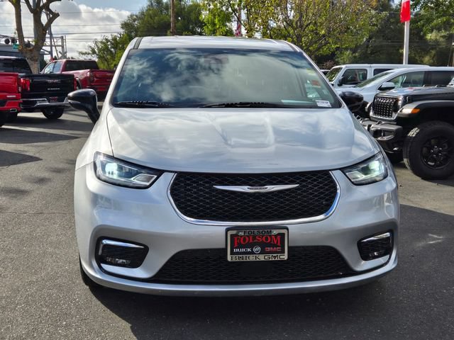 Used 2024 Chrysler Pacifica Touring-L FWD image 2