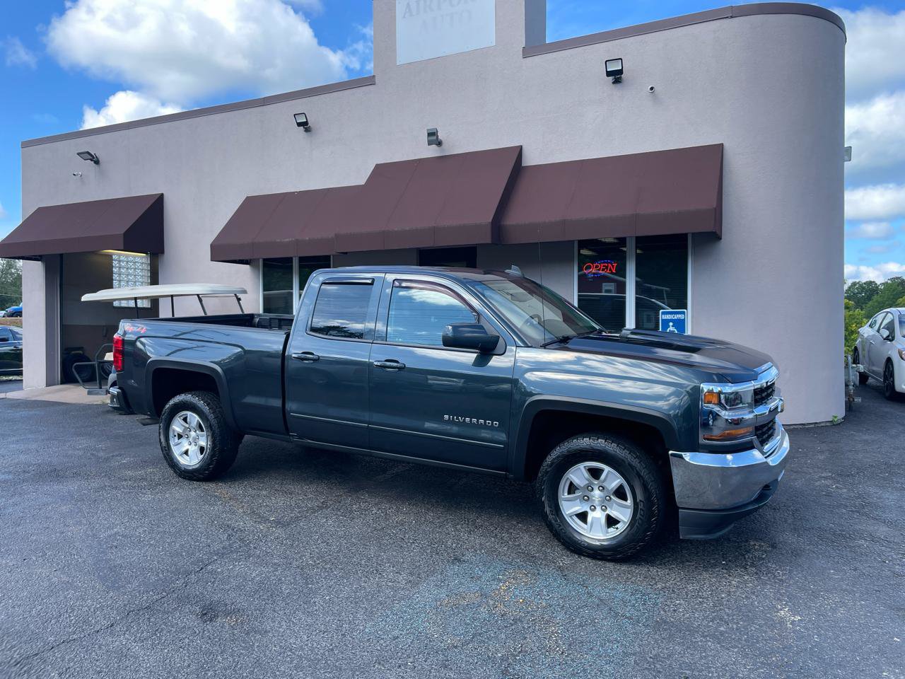 Used 2019 Chevrolet Silverado 1500 LT AWD/4WD image 2