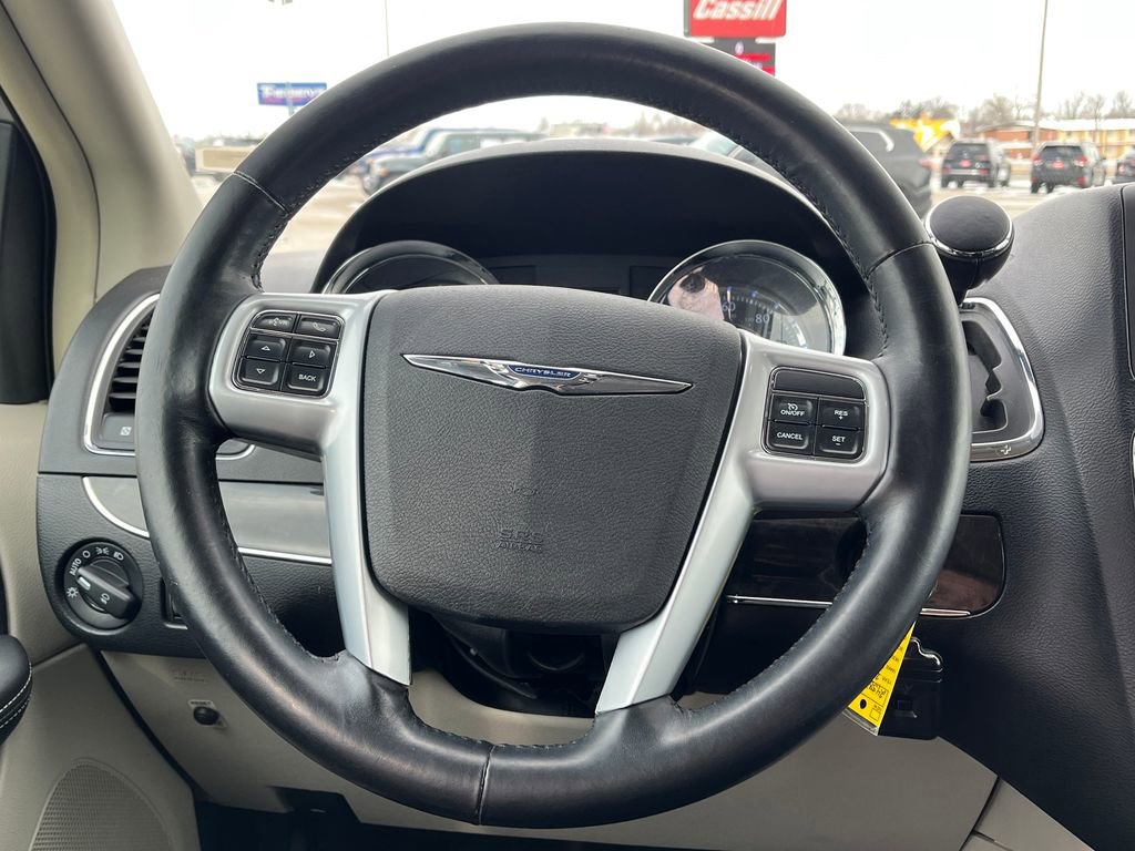 Used 2011 Chrysler Town & Country Limited image 21