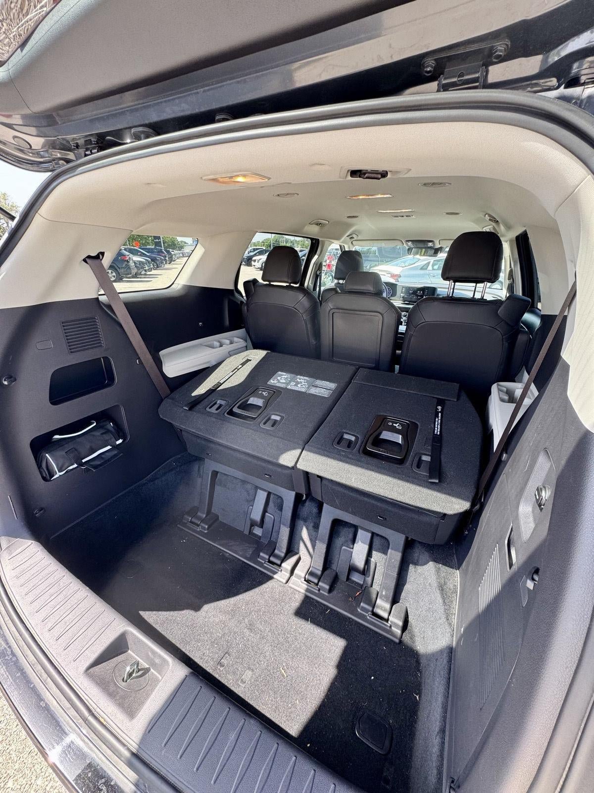 Certified 2024 Kia Carnival LX FWD image 9