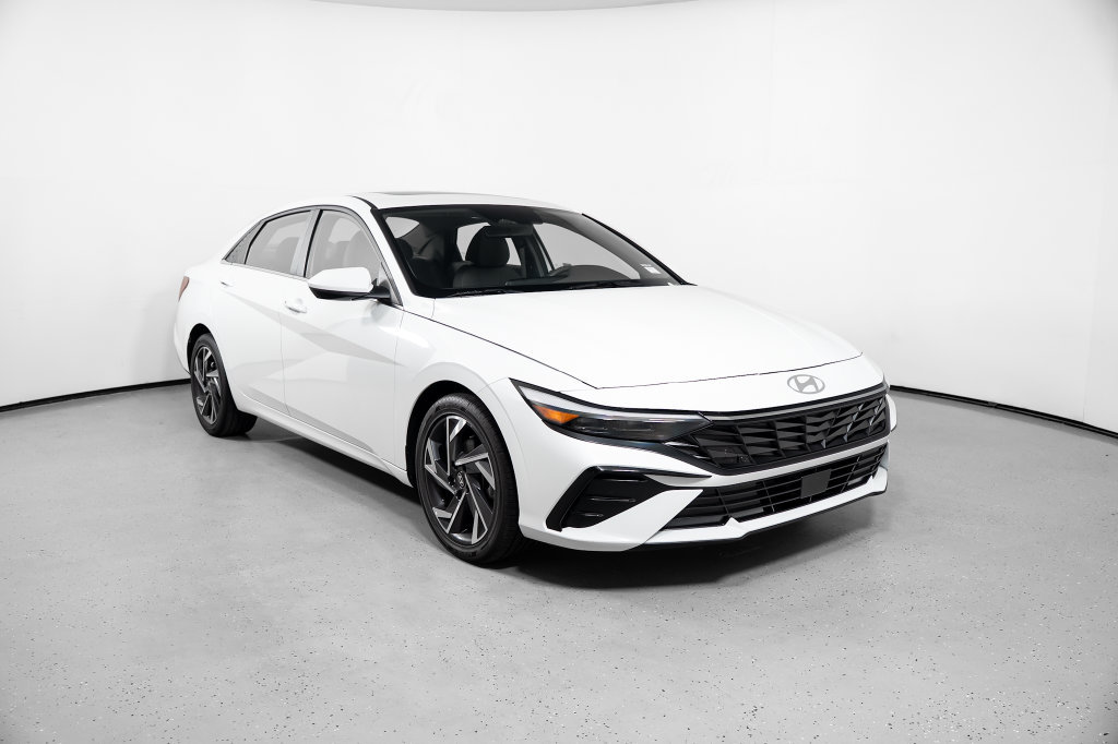 Certified 2025 Hyundai Elantra SEL FWD image 2