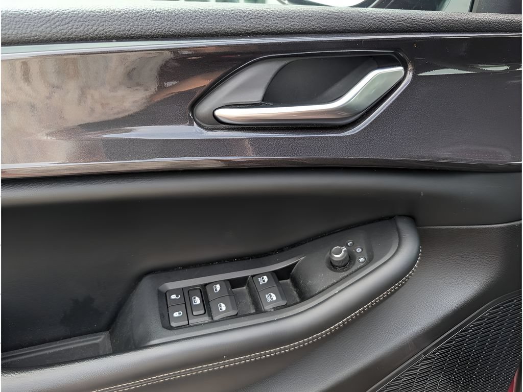 Used 2023 Jeep Grand Cherokee Altitude RWD image 11