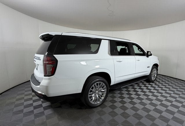 Used 2024 Chevrolet Suburban LT w/ Luxury Package RWD image 4