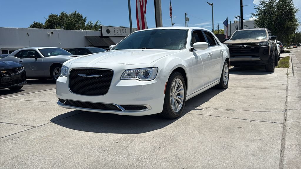 Used 2018 Chrysler 300 Touring L RWD image 9