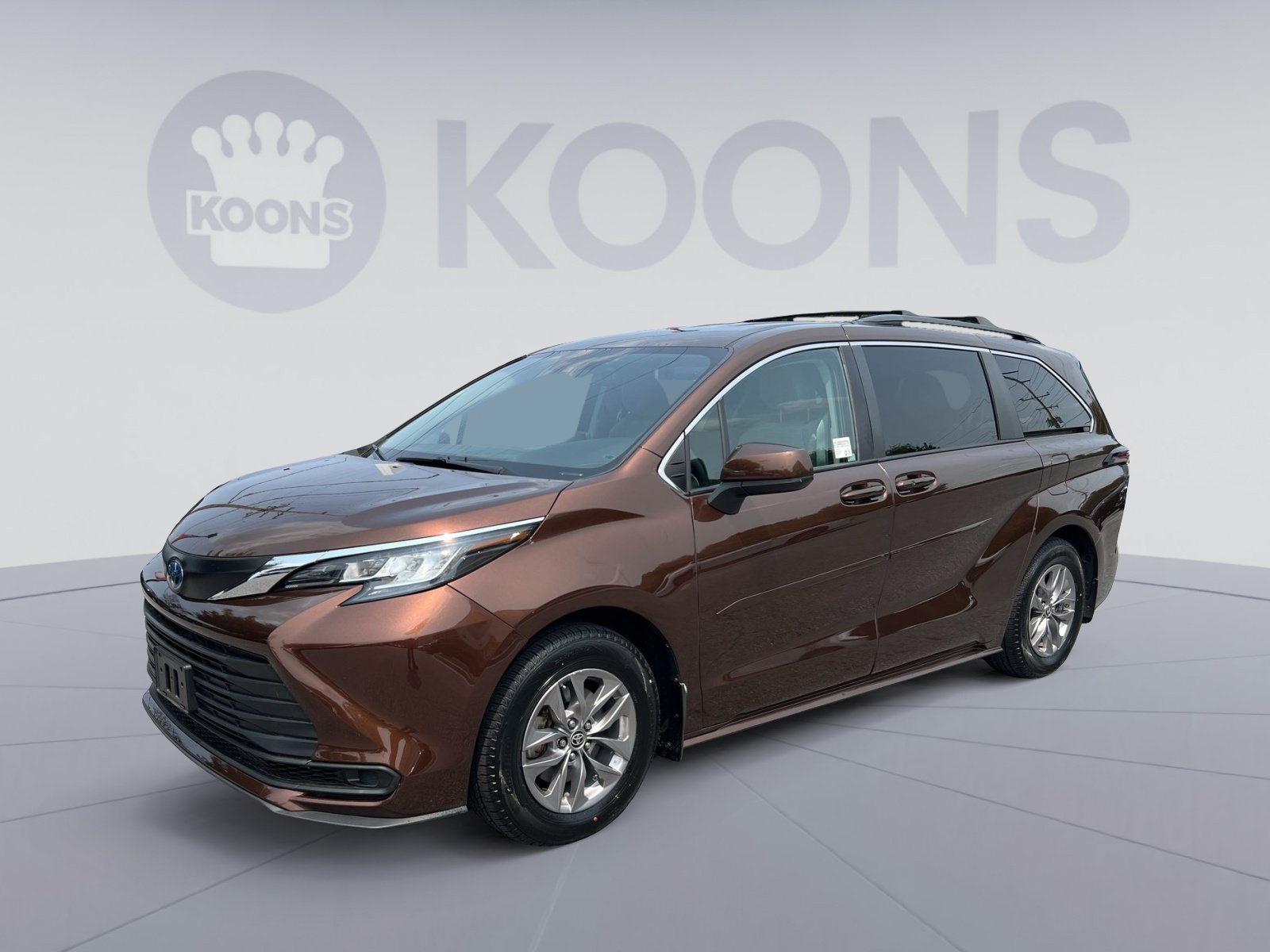 Used 2023 Toyota Sienna LE AWD/4WD image 1