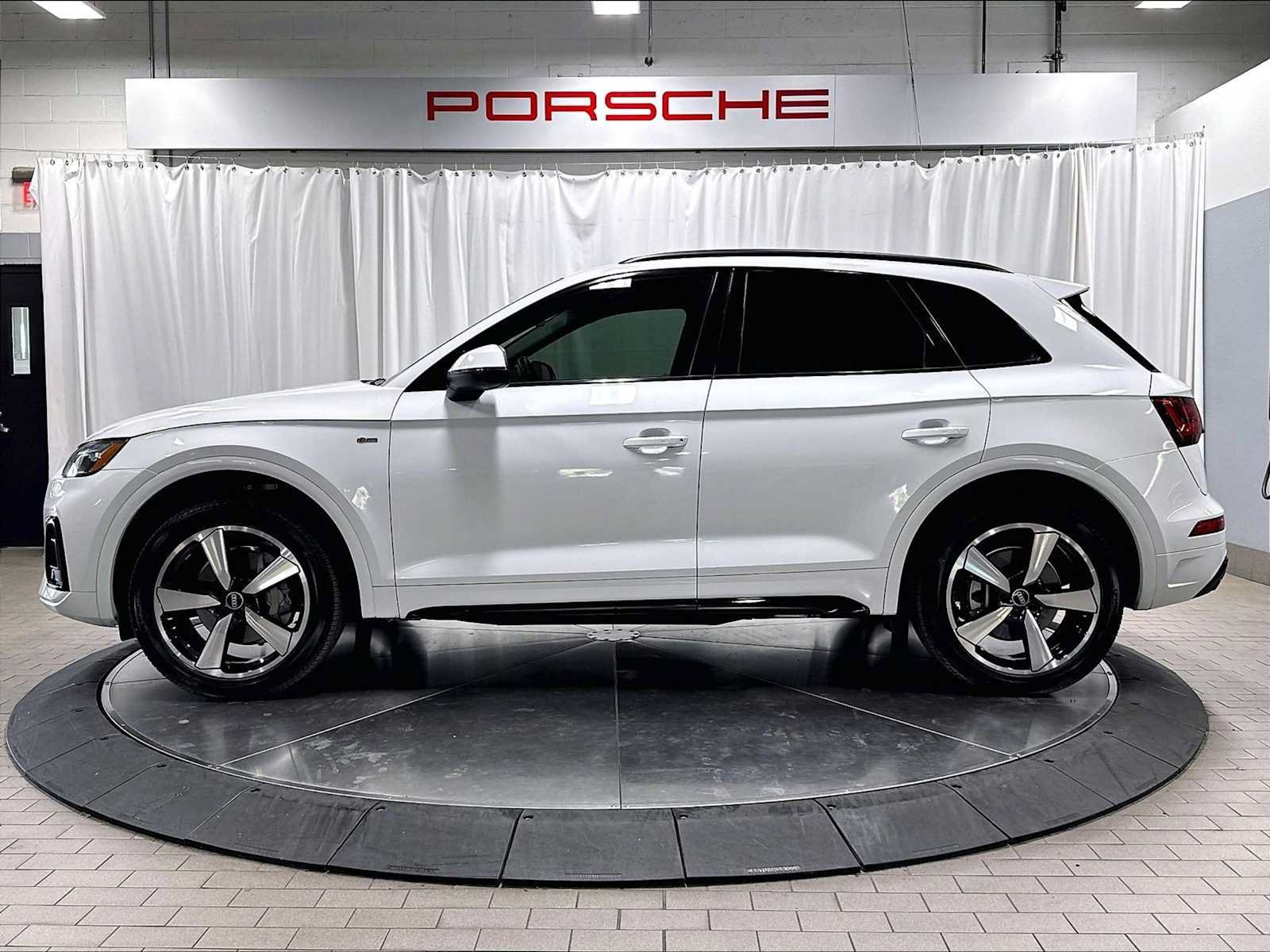 Used 2023 Audi Q5 2.0T Premium Plus w/ Premium Plus Package AWD/4WD image 2