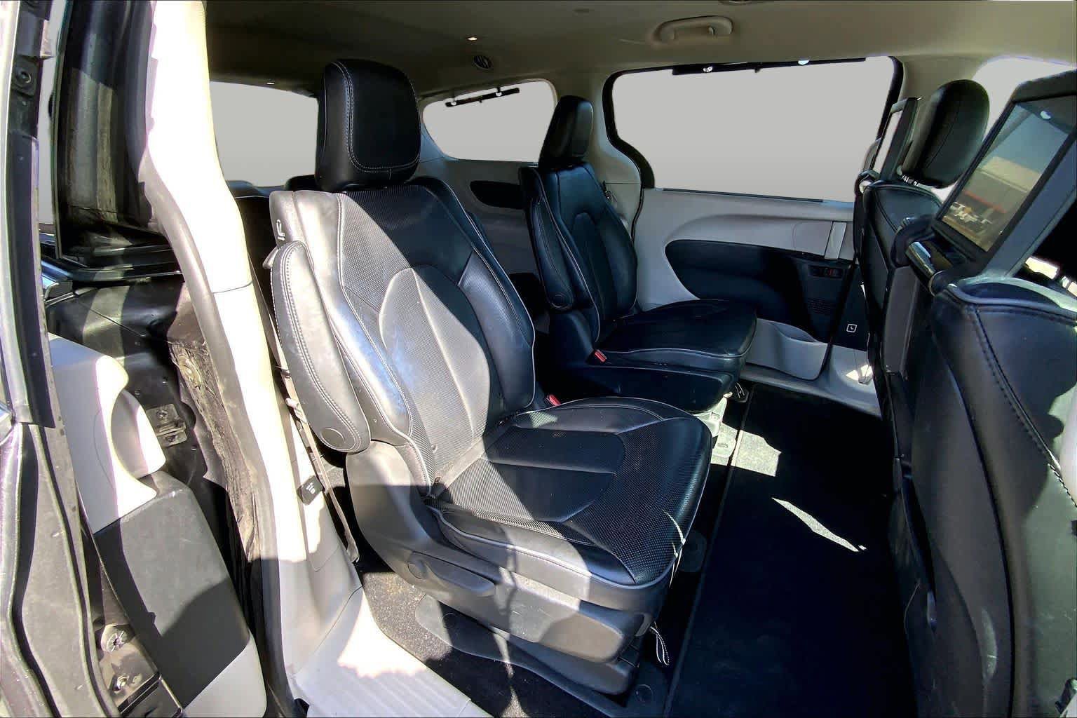 Used 2019 Chrysler Pacifica Limited w/ Advanced Safetytec Group FWD image 19