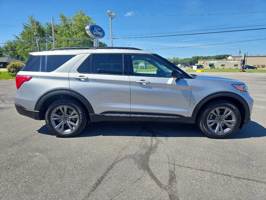 Used 2023 Ford Explorer XLT w/ Equipment Group 202A AWD/4WD image 5