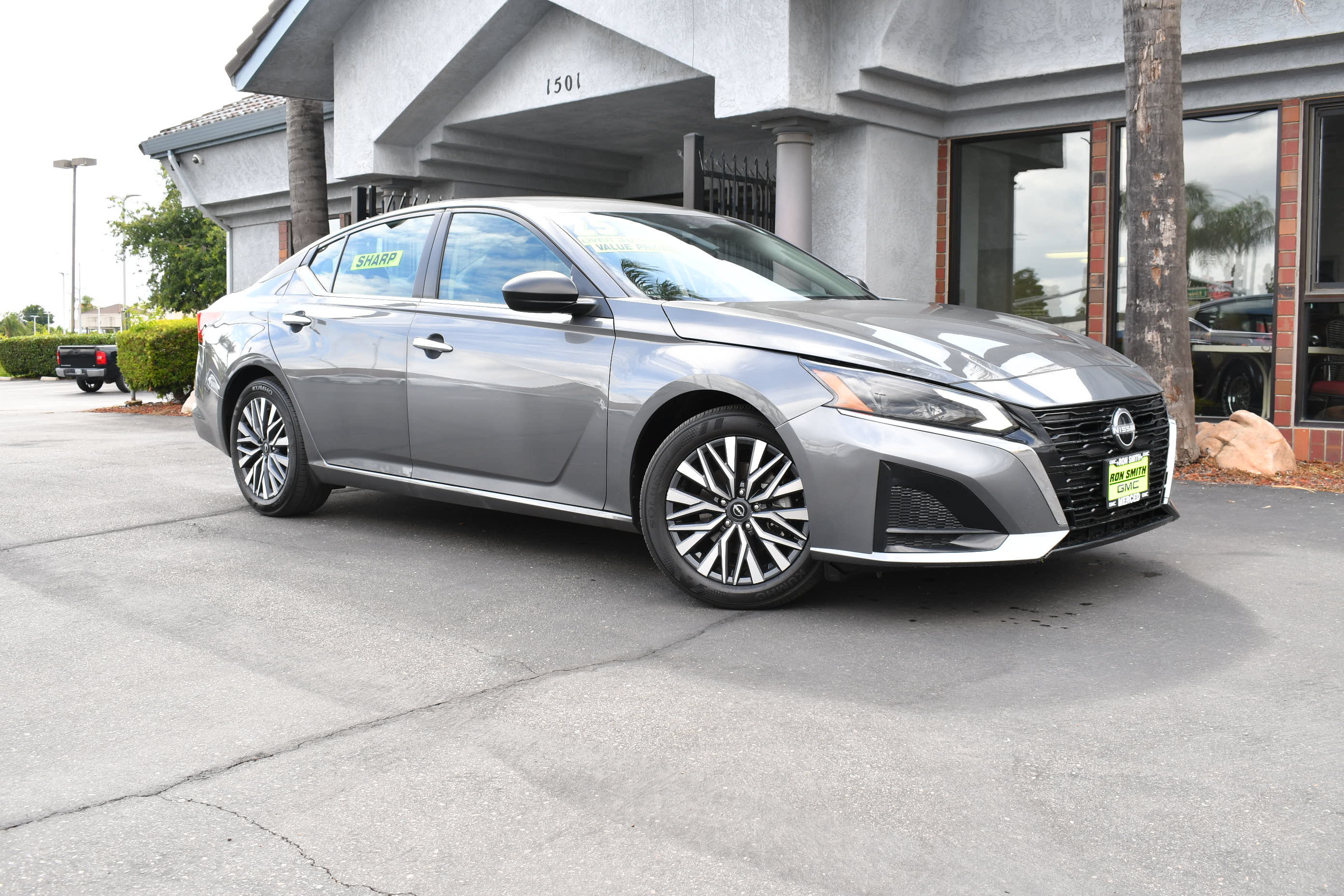 Used 2025 Nissan Altima 2.5 SV FWD image 2