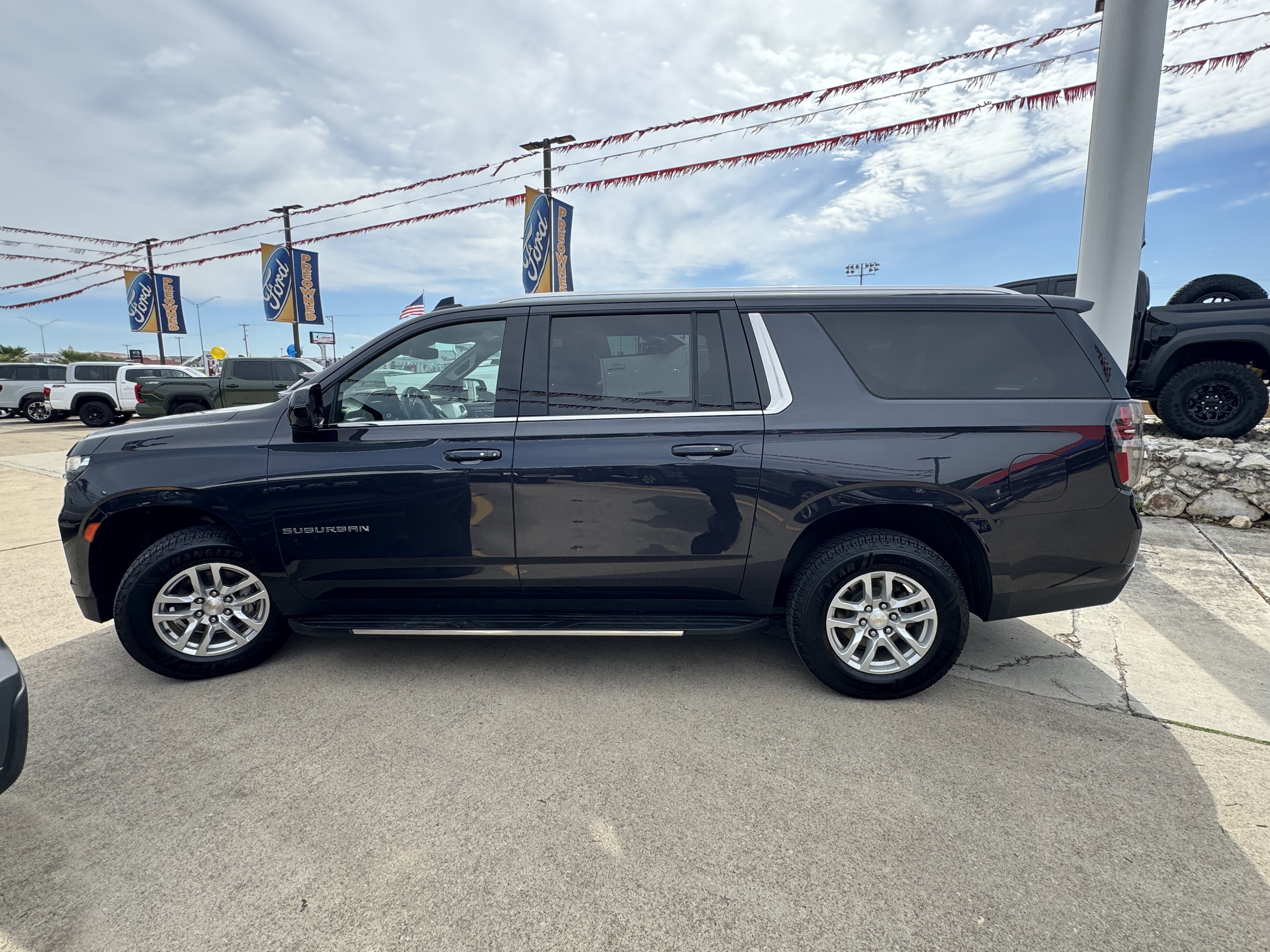 Used 2024 Chevrolet Suburban LT RWD image 10