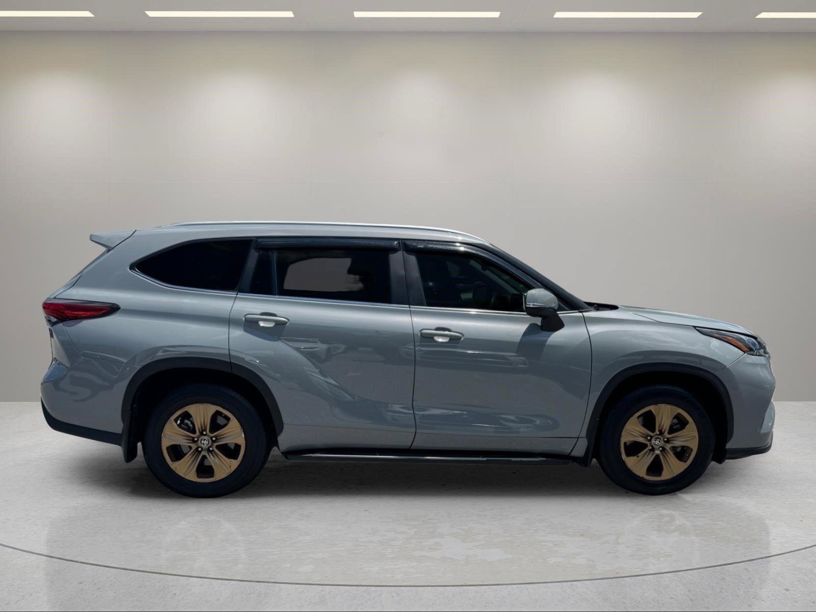Used 2023 Toyota Highlander Bronze Edition FWD image 6