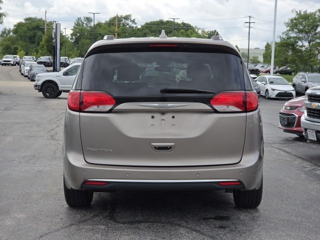 Used 2017 Chrysler Pacifica Touring-L Plus w/ Tire & Wheel Group FWD image 12