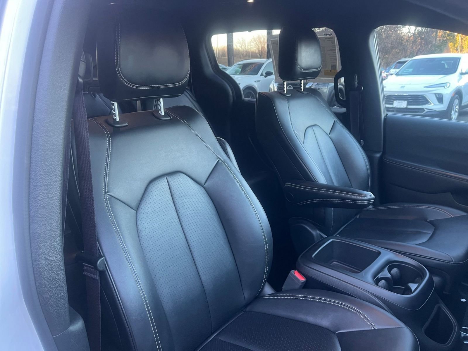 Used 2025 Chrysler Pacifica Select image 37