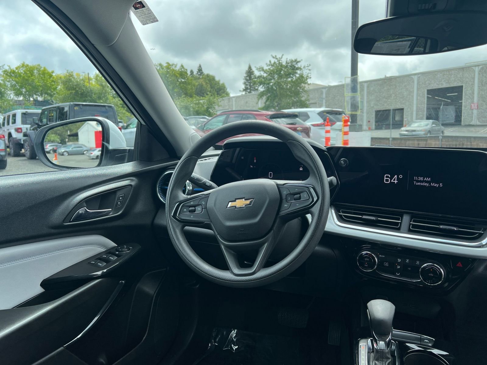 Used 2025 Chevrolet Trax LT FWD image 33