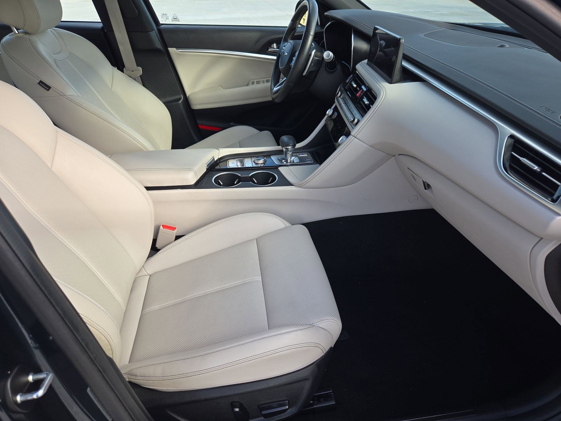 Used 2025 Genesis G70 2.5T image 31