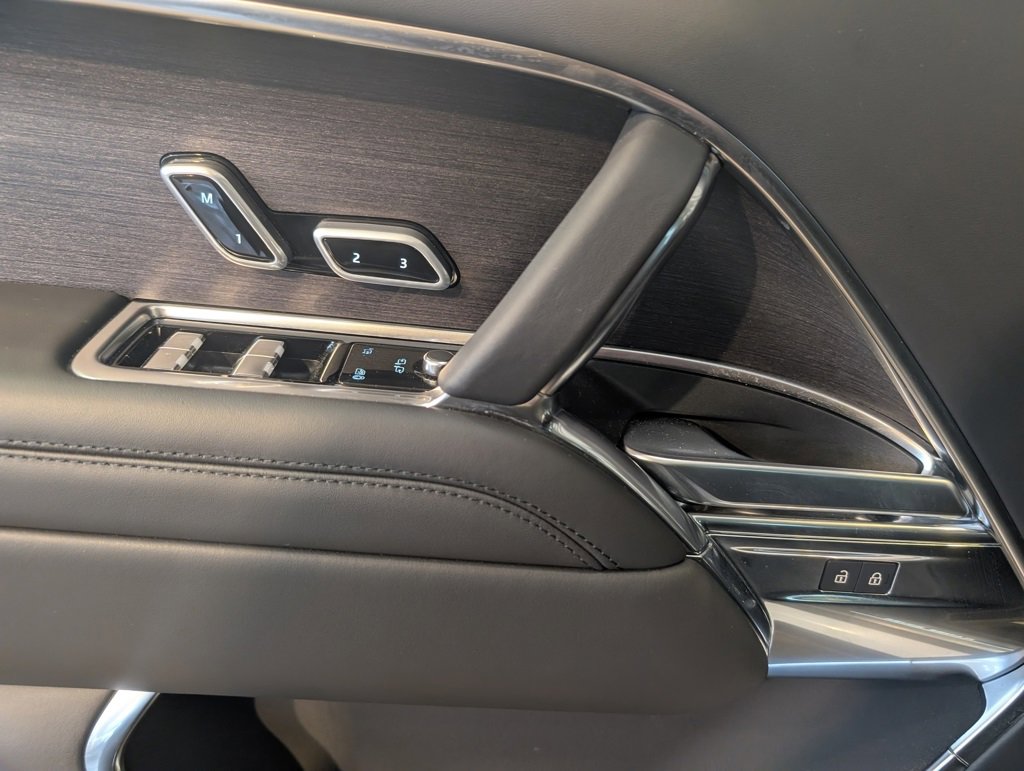 Used 2025 Land Rover Range Rover Long Wheelbase SE image 13