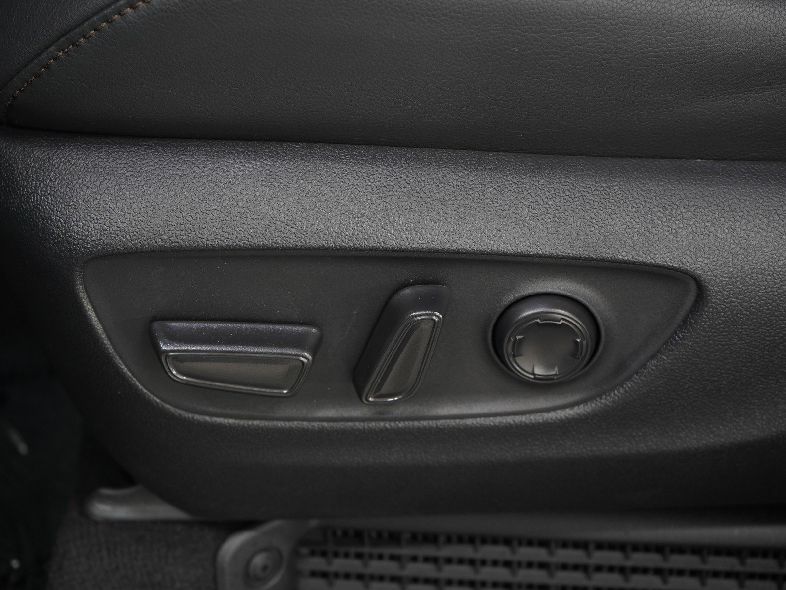 Used 2025 Toyota Sienna Platinum AWD/4WD image 28