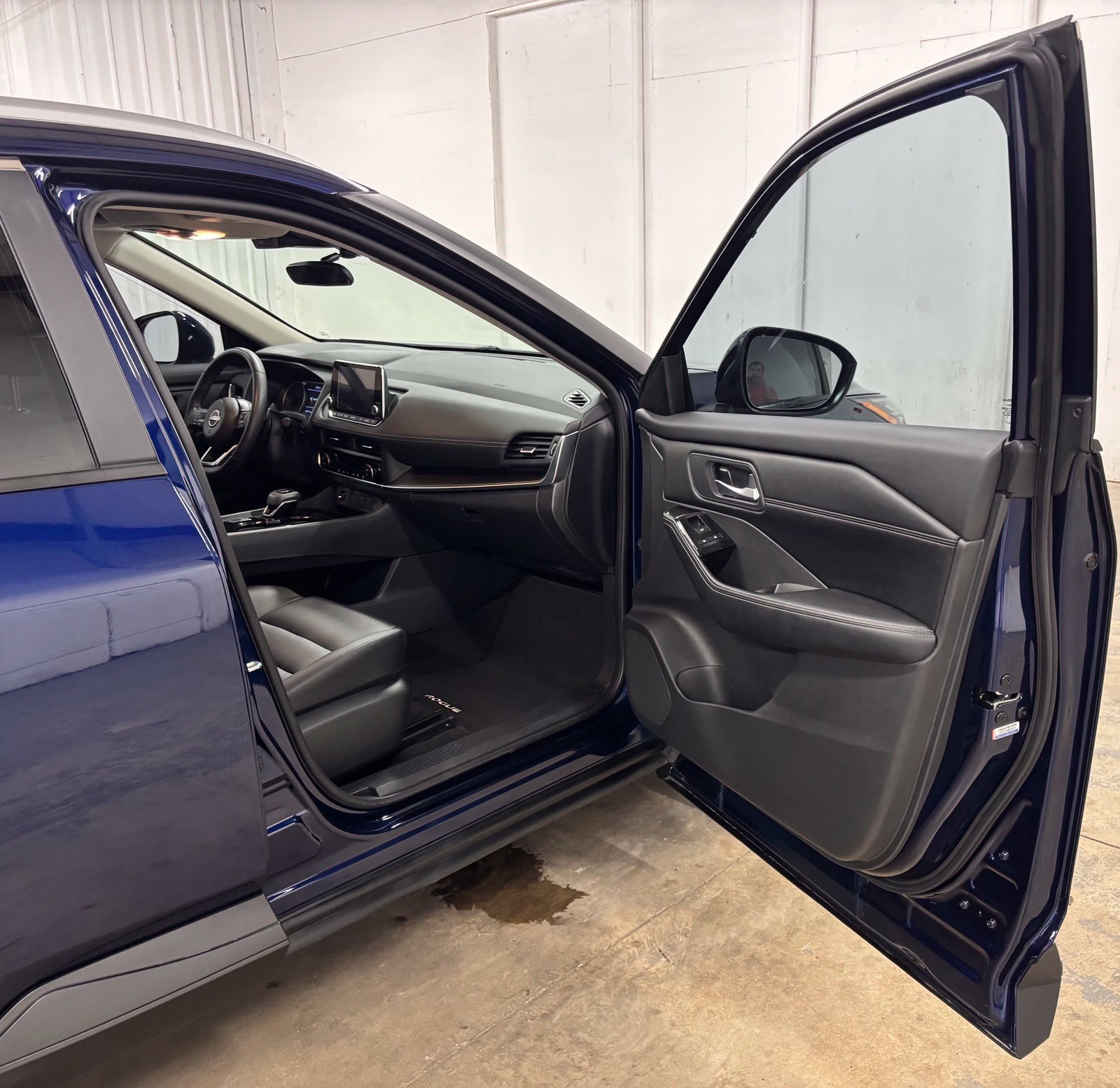 Used 2024 Nissan Rogue SV w/ SV Premium Package FWD image 17