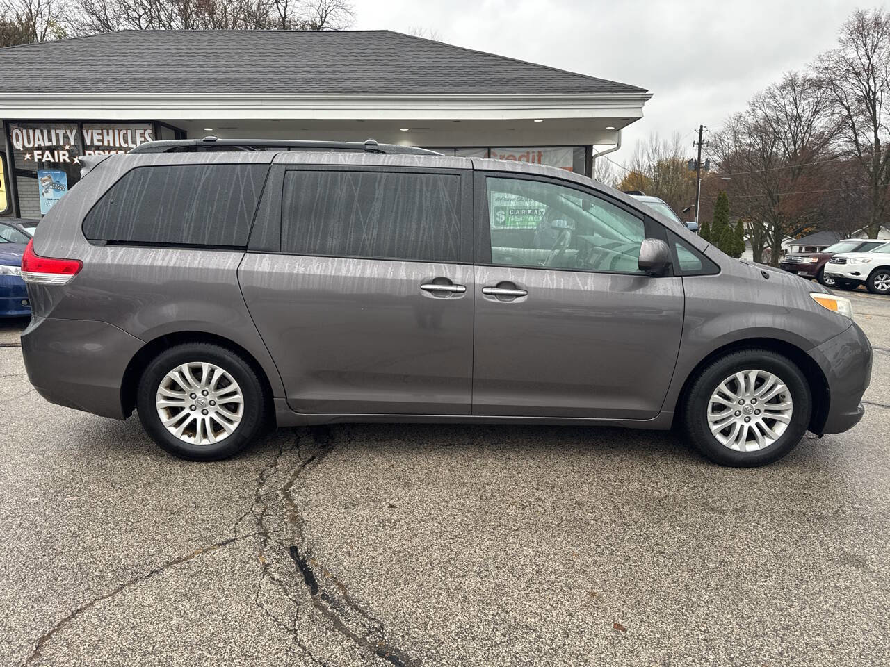 Used 2012 Toyota Sienna XLE image 4