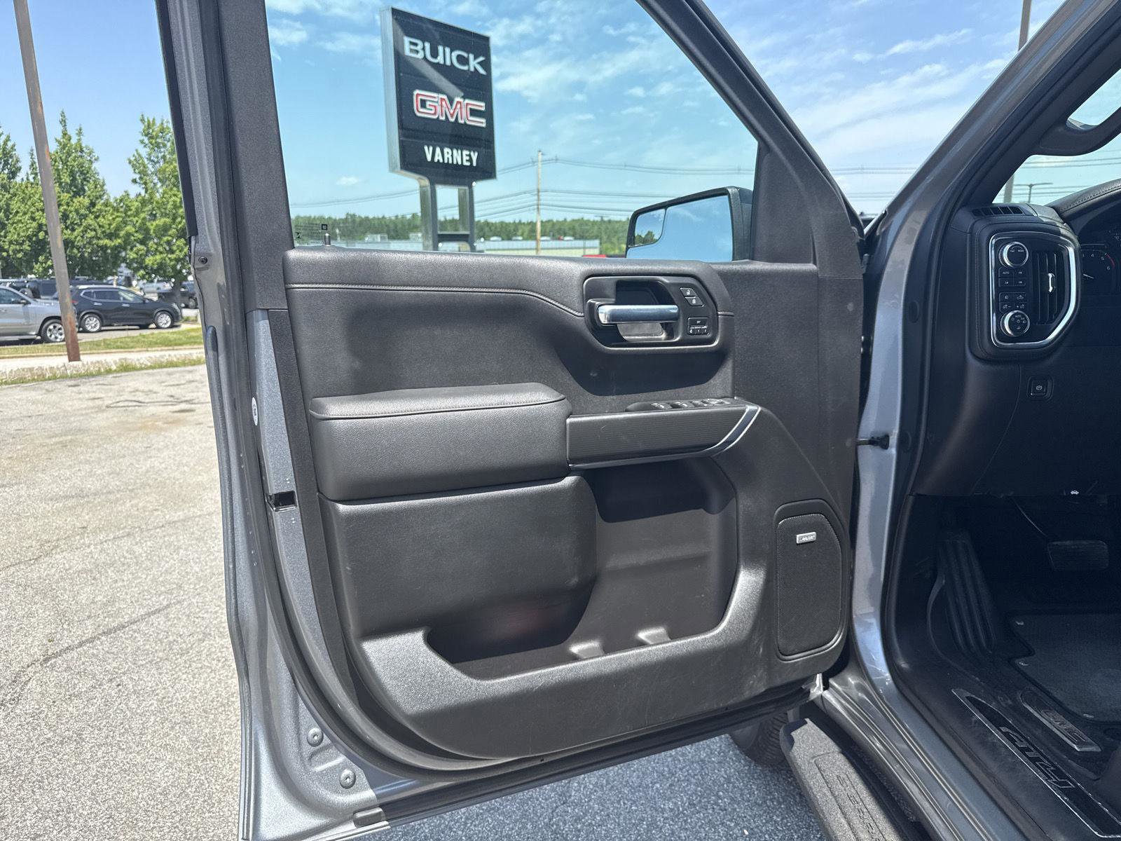 Used 2022 GMC Sierra 1500 AT4 w/ AT4 Preferred Package image 11