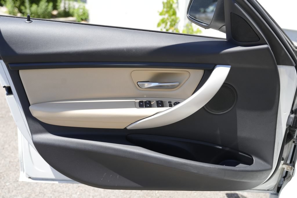 Used 2018 BMW 320i xDrive Sedan AWD/4WD image 18
