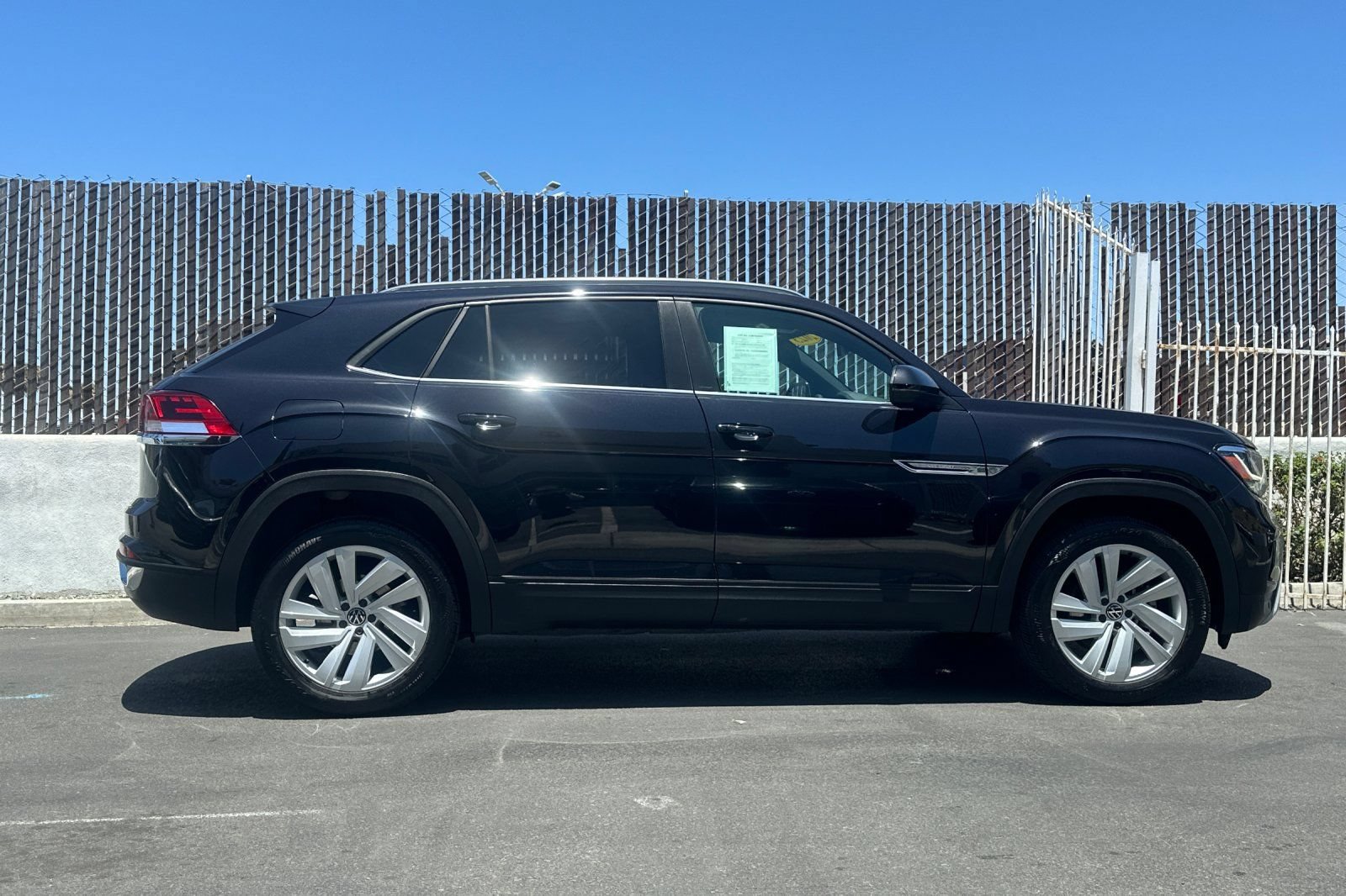 Used 2023 Volkswagen Atlas Cross Sport SE FWD image 3