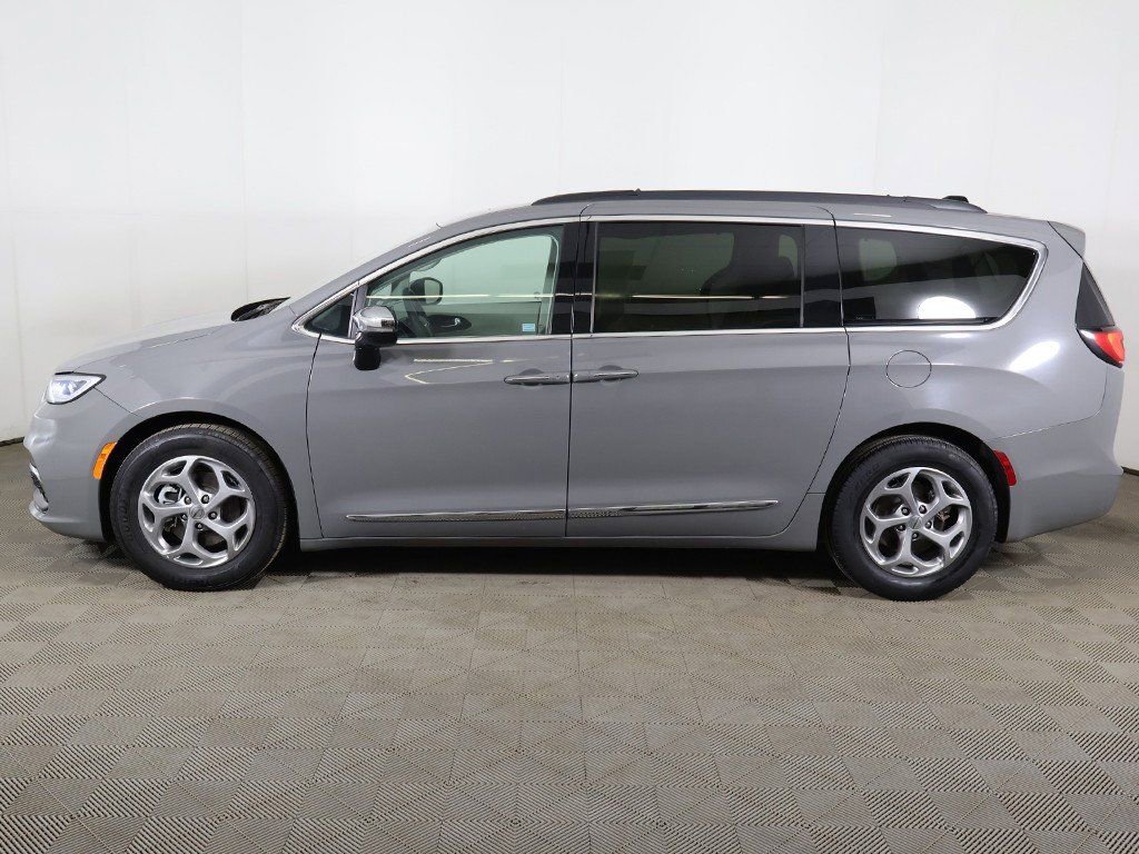 Used 2023 Chrysler Pacifica Limited image 23