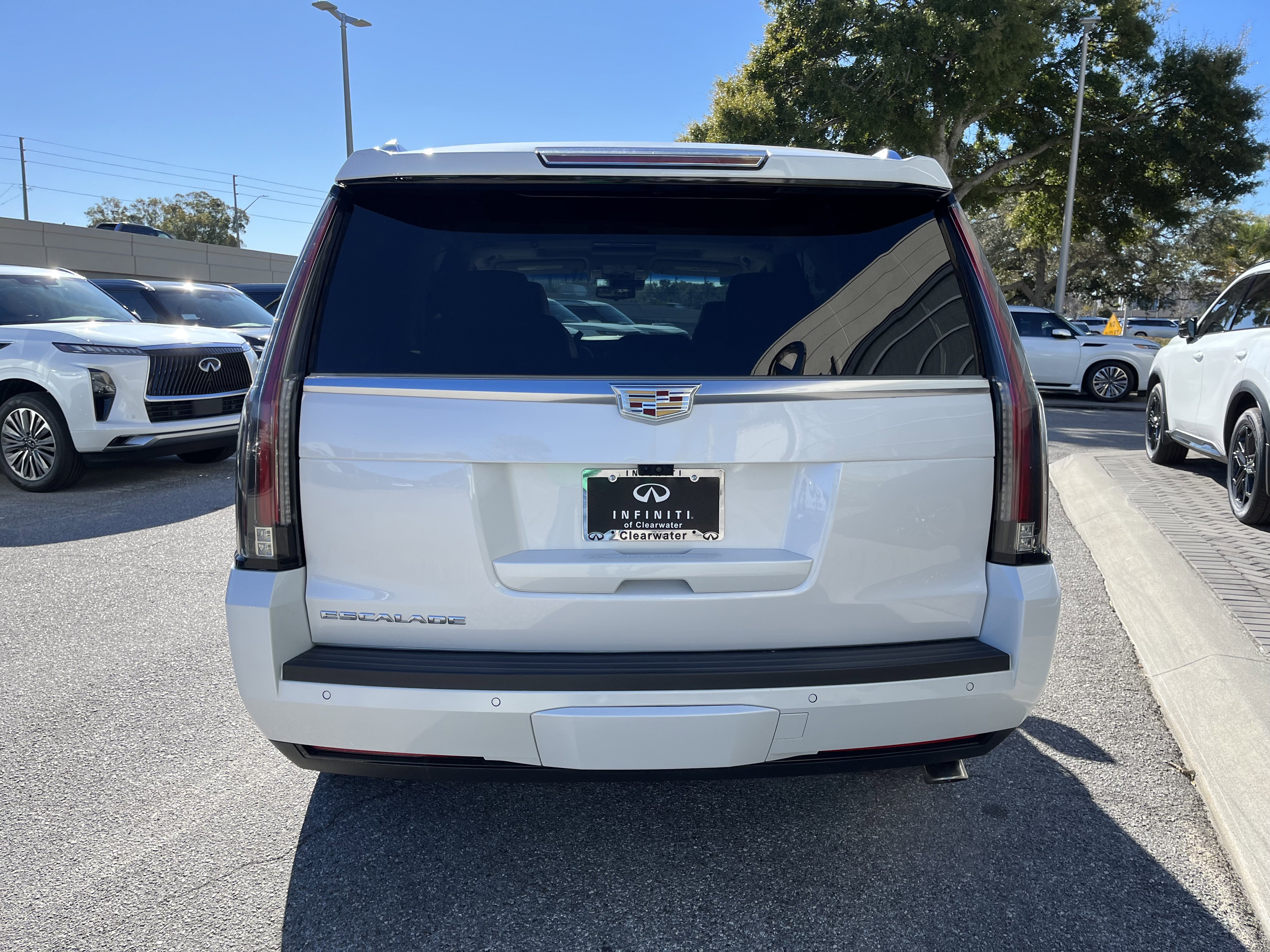 Used 2019 Cadillac Escalade Premium Luxury image 4