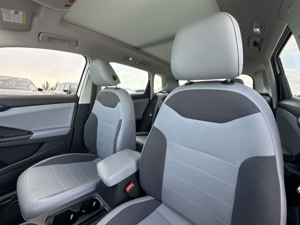 Used 2022 Volkswagen Taos SE w/ Panoramic Sunroof Package FWD image 14