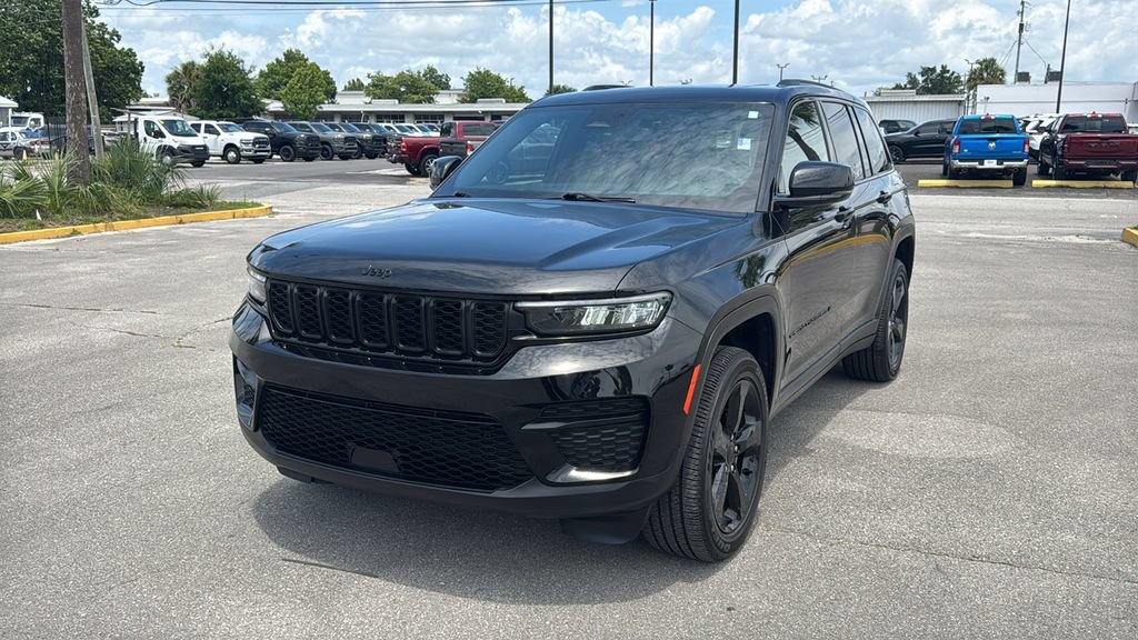 Used 2023 Jeep Grand Cherokee Altitude AWD/4WD image 2