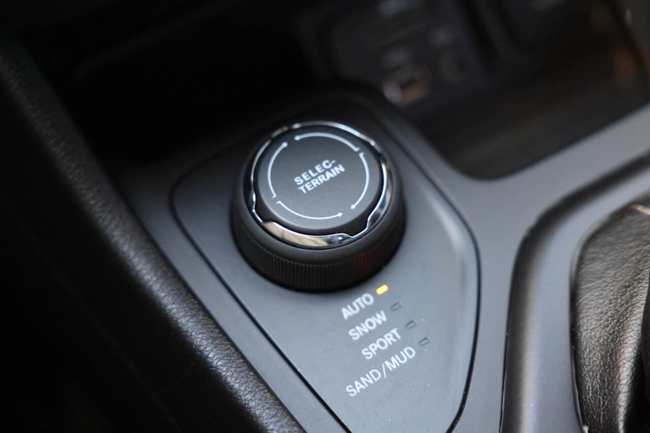 Used 2017 Jeep Cherokee High Altitude AWD/4WD image 25