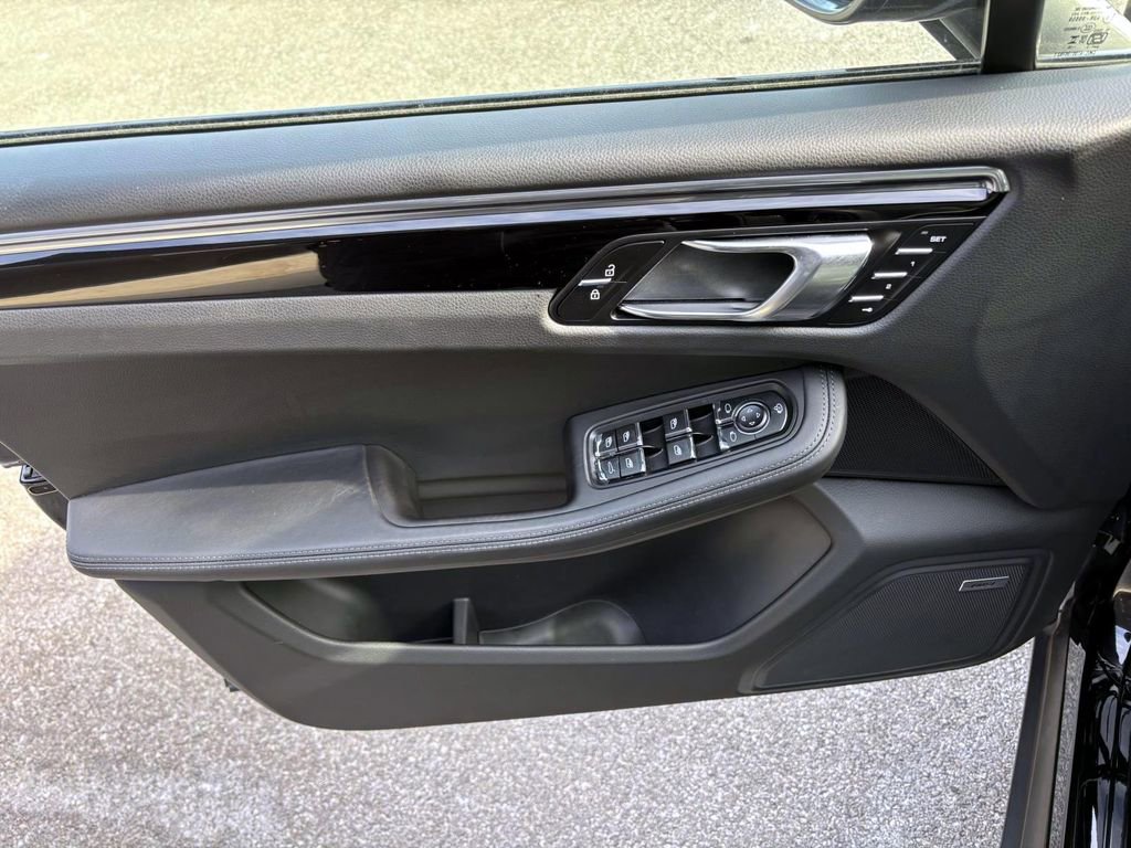 Used 2025 Porsche Macan Turbo image 23