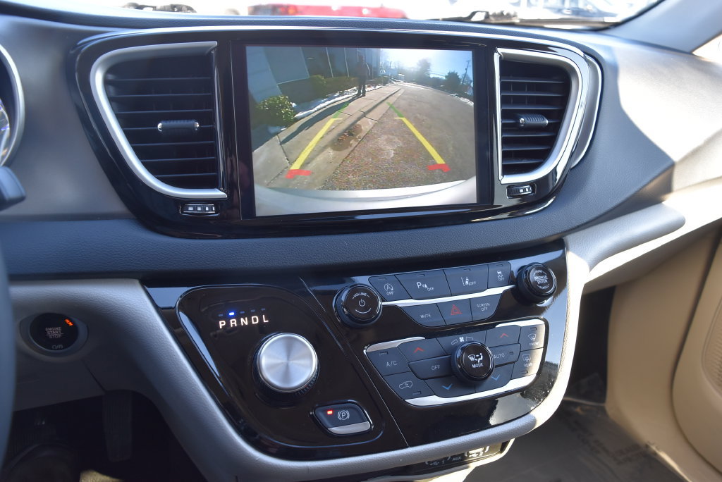 Used 2024 Chrysler Pacifica Touring-L FWD image 15