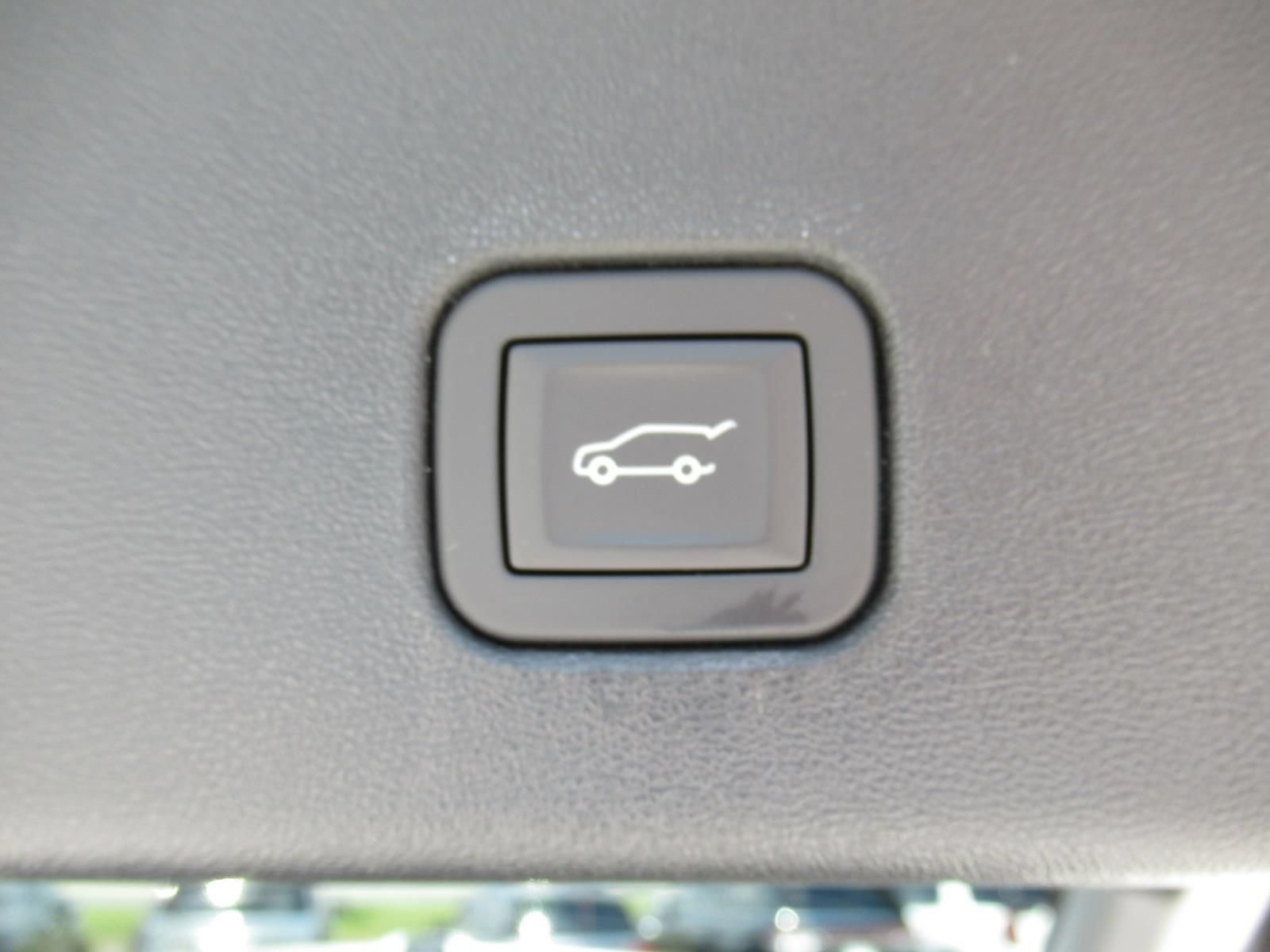 Certified 2025 Cadillac Optiq Sport 2 w/ LPO, Floor Liner Package AWD/4WD image 38